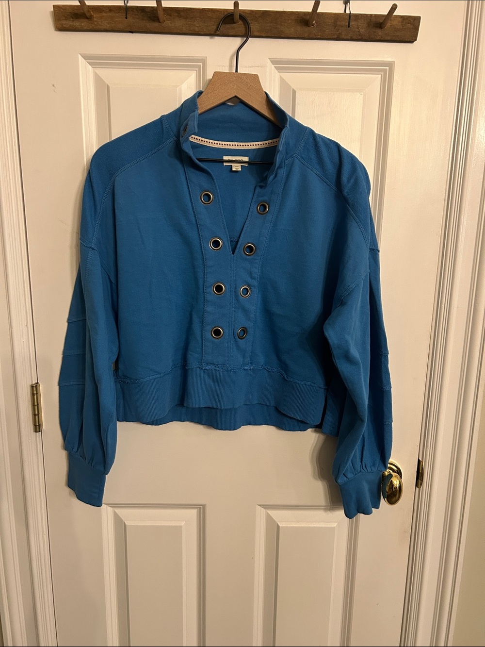 Pilcro Blue Grommet Pullover Lightweight cropped sweatshirt size xxs